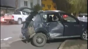 Trasladaron a dos personas al hospital tras un fuerte choque entre una camioneta y un auto en el centro de Río Gallegos