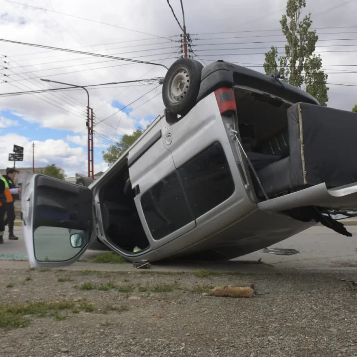 Una camioneta volcó después de un fuerte choque en el centro de Río Gallegos