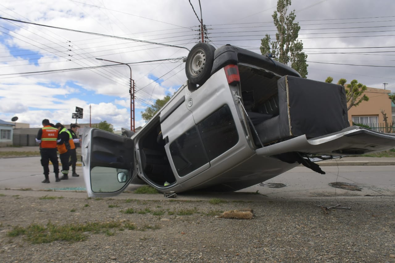 Una camioneta volcó después de un fuerte choque en el centro de Río Gallegos