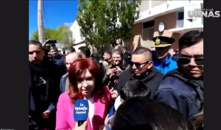 cristina-con-vecinos-y-radio-lu12-en-rio-gallegos-elecciones-votacion-1-728x428