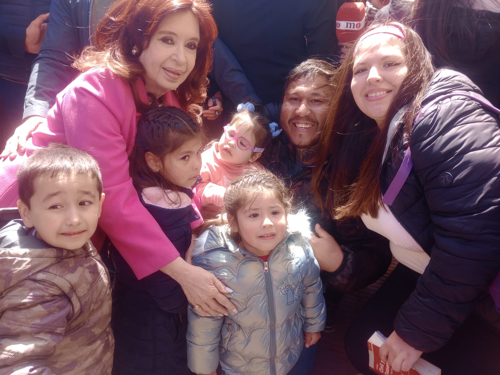 cristina-con-vecinos-y-radio-lu12-en-rio-gallegos-elecciones-votacion-2-728x546