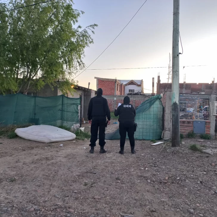 Desarticulan una banda que robaba casas en Caleta Olivia: incautaron armas y estupefacientes Desarticulan una banda que robaba casas en Caleta Olivia: incautaron armas y estupefacientes