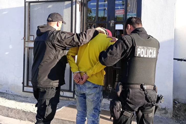 Joven de 20 años rompió un vidrio y lo atraparon adentro de un local de ropa