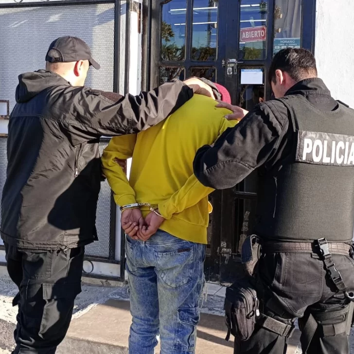 Joven de 20 años rompió un vidrio y lo atraparon adentro de un local de ropa