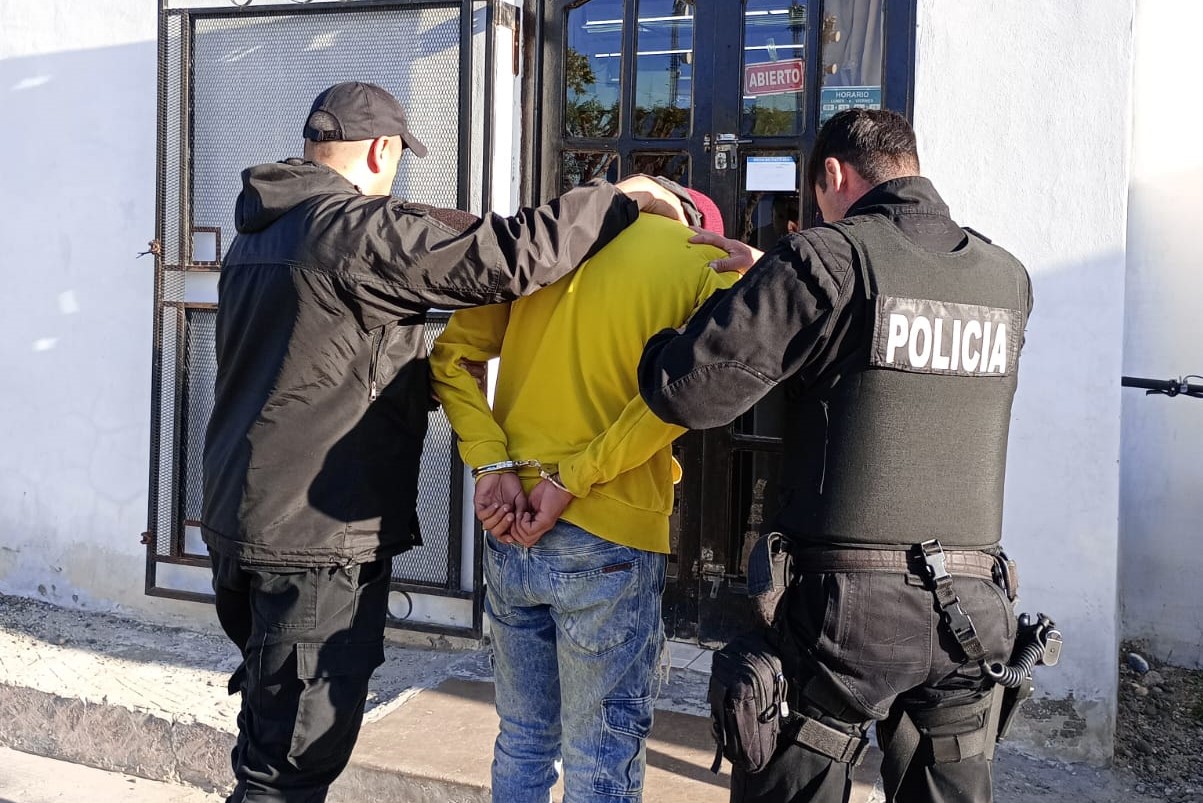 Joven de 20 años rompió un vidrio y lo atraparon adentro de un local de ropa