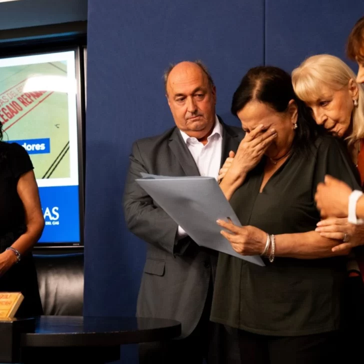 Enargas entregó a familiares de detenidos-desaparecidos legajos laborales reparados Enargas entregó a familiares de detenidos-desaparecidos legajos laborales reparados