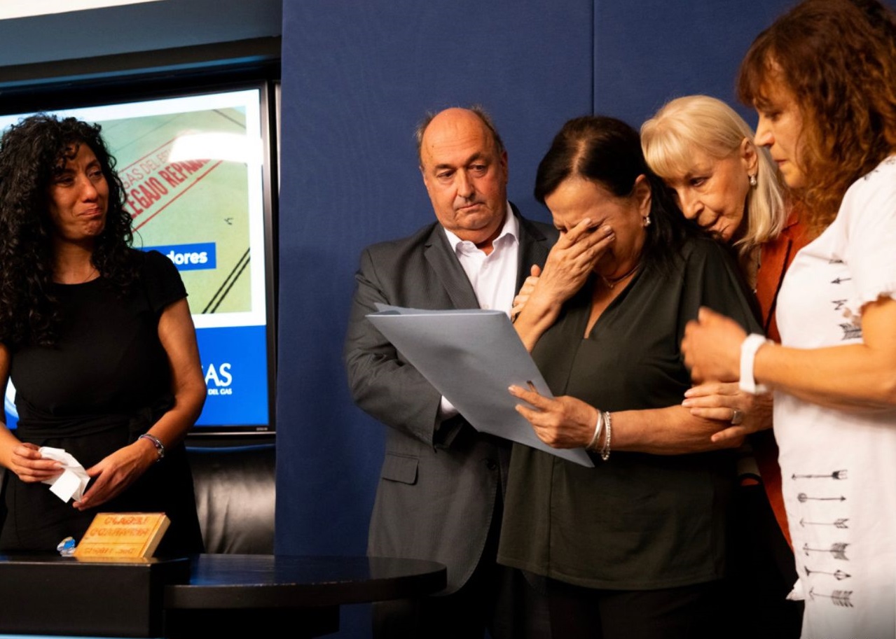 Enargas entregó a familiares de detenidos-desaparecidos legajos laborales reparados Enargas entregó a familiares de detenidos-desaparecidos legajos laborales reparados