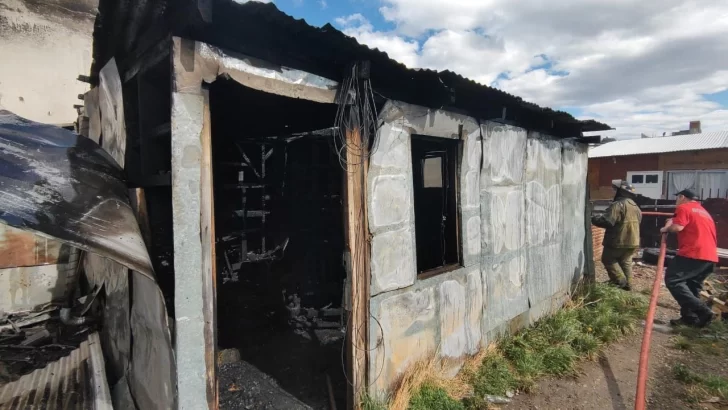 Un vecino de Río Gallegos perdió todo al prenderse fuego su casa