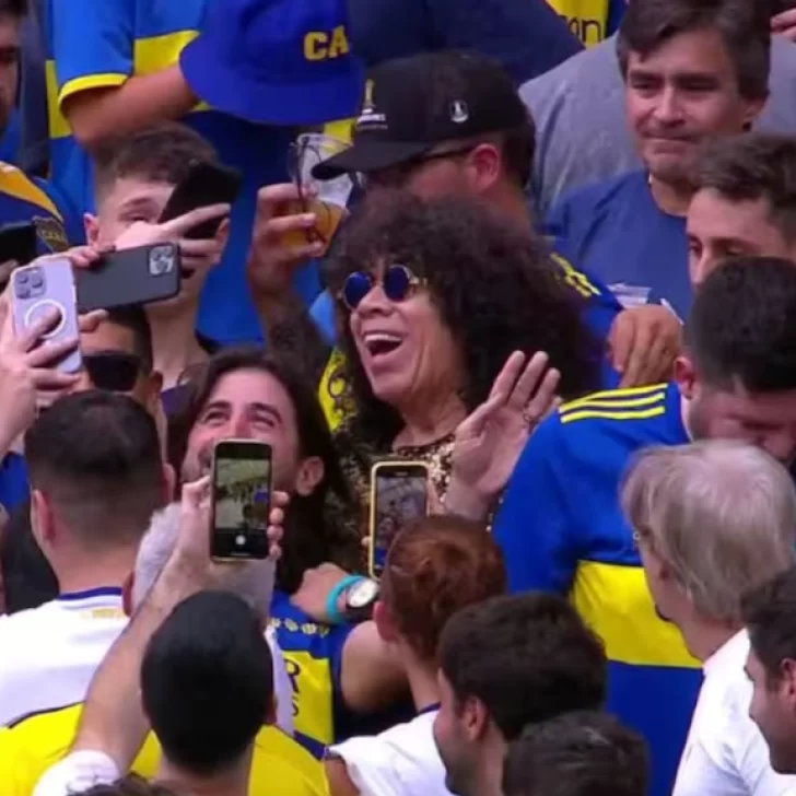 La Mona Jiménez apareció en el Maracana y causó furor entre los hinchas