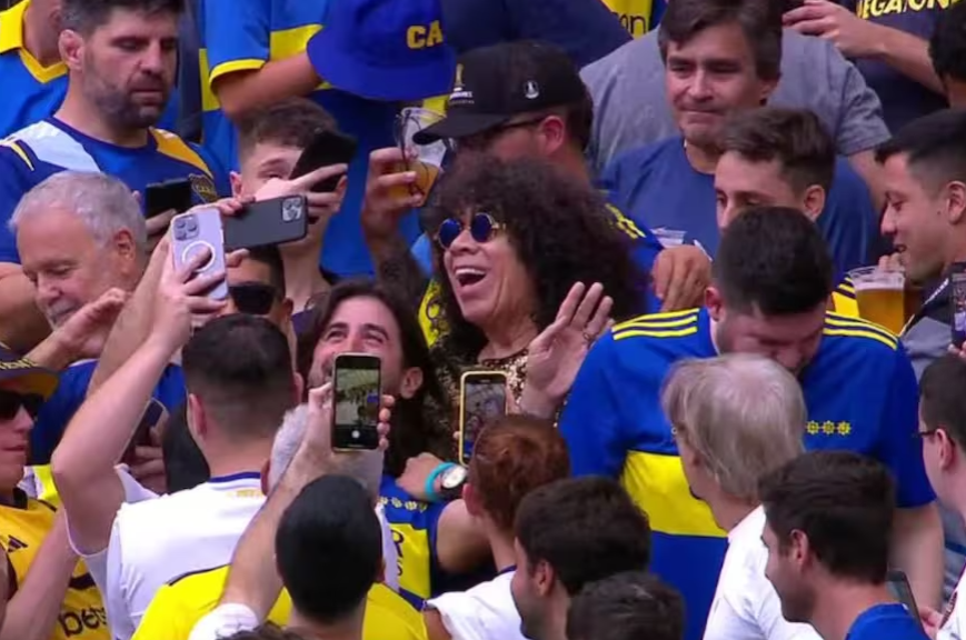 La Mona Jiménez apareció en el Maracana y causó furor entre los hinchas