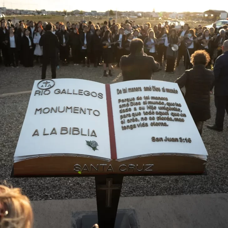 Inauguraron un Monumento a la Biblia en la Costanera Inauguraron un Monumento a la Biblia en la Costanera