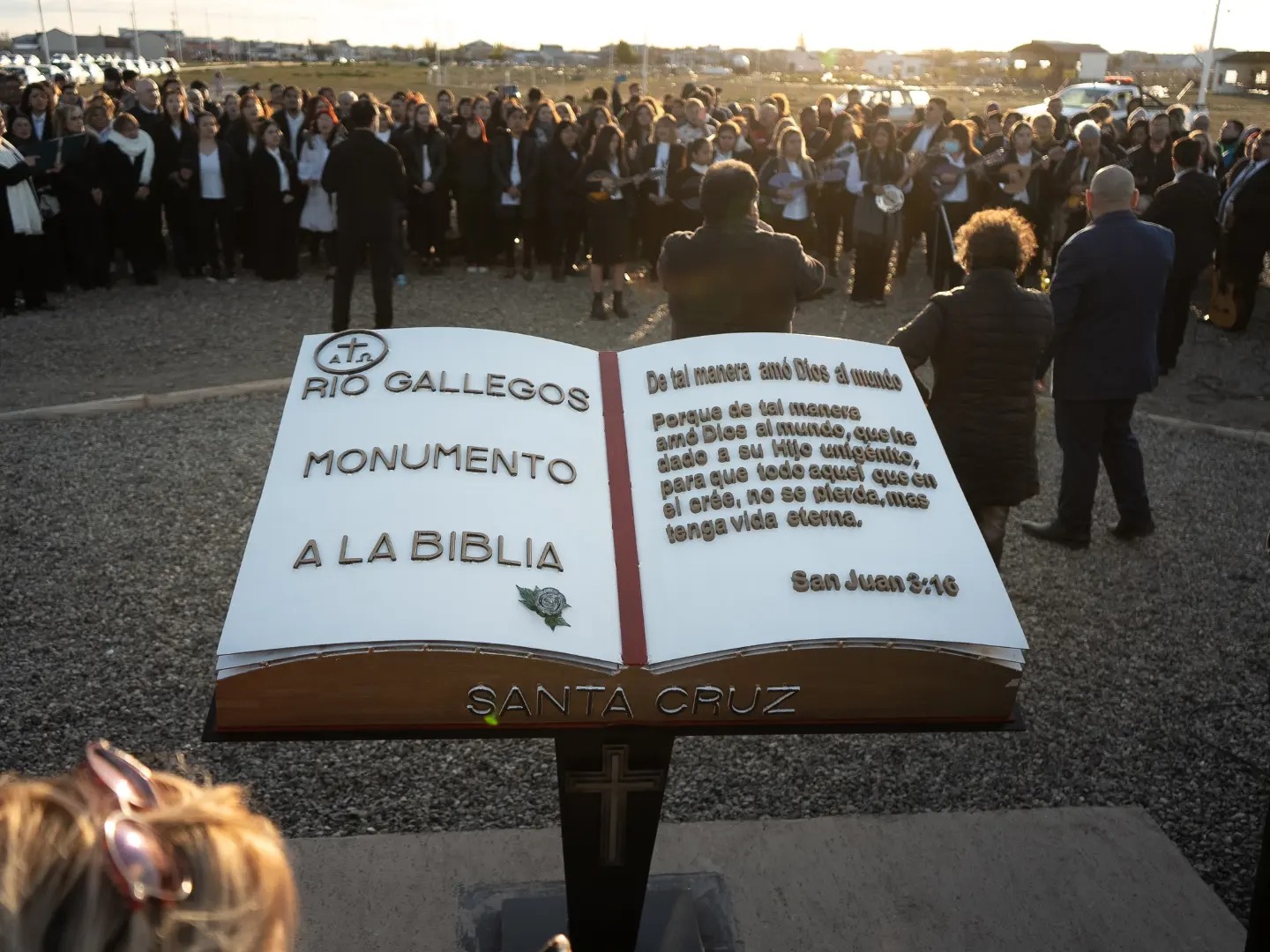 Inauguraron un Monumento a la Biblia en la Costanera Inauguraron un Monumento a la Biblia en la Costanera