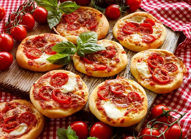 Receta fácil y rápida para preparar pizzetas caseras o mini pizzas al horno