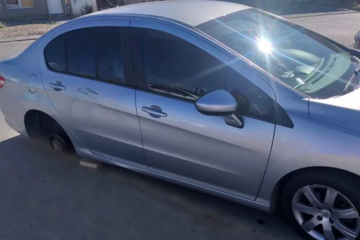 Bajó a hacer compras y, a plena luz del día, le robaron una de las ruedas de su vehículo