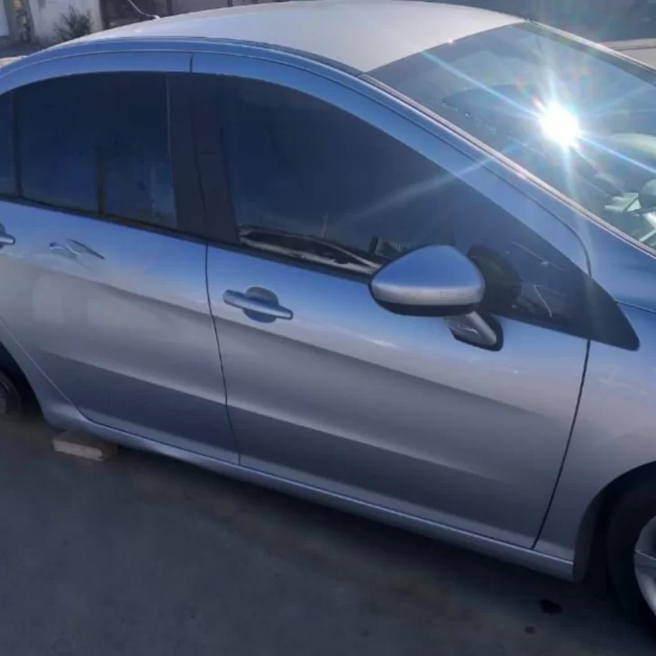 Bajó a hacer compras y, a plena luz del día, le robaron una de las ruedas de su vehículo Bajó a hacer compras y, a plena luz del día, le robaron una de las ruedas de su vehículo