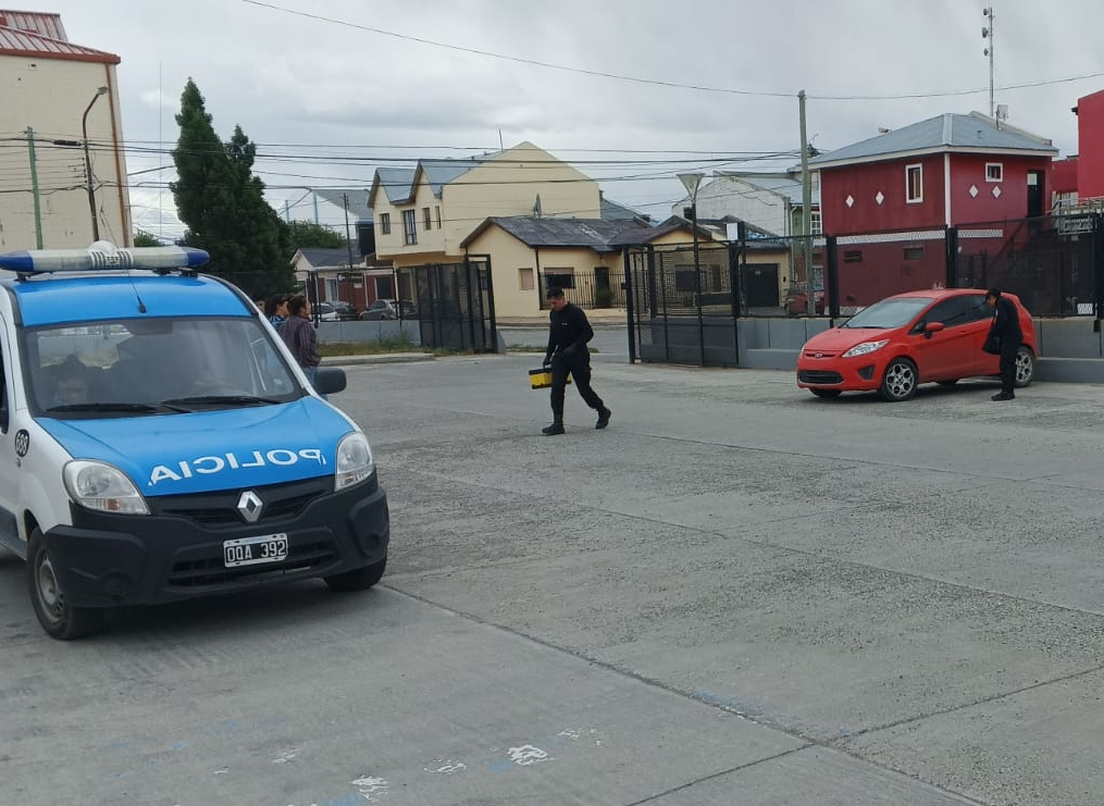 Insólito: le robaron el auto de la puerta de su casa y se lo dejaron abandonado en el estacionamiento del Natatorio