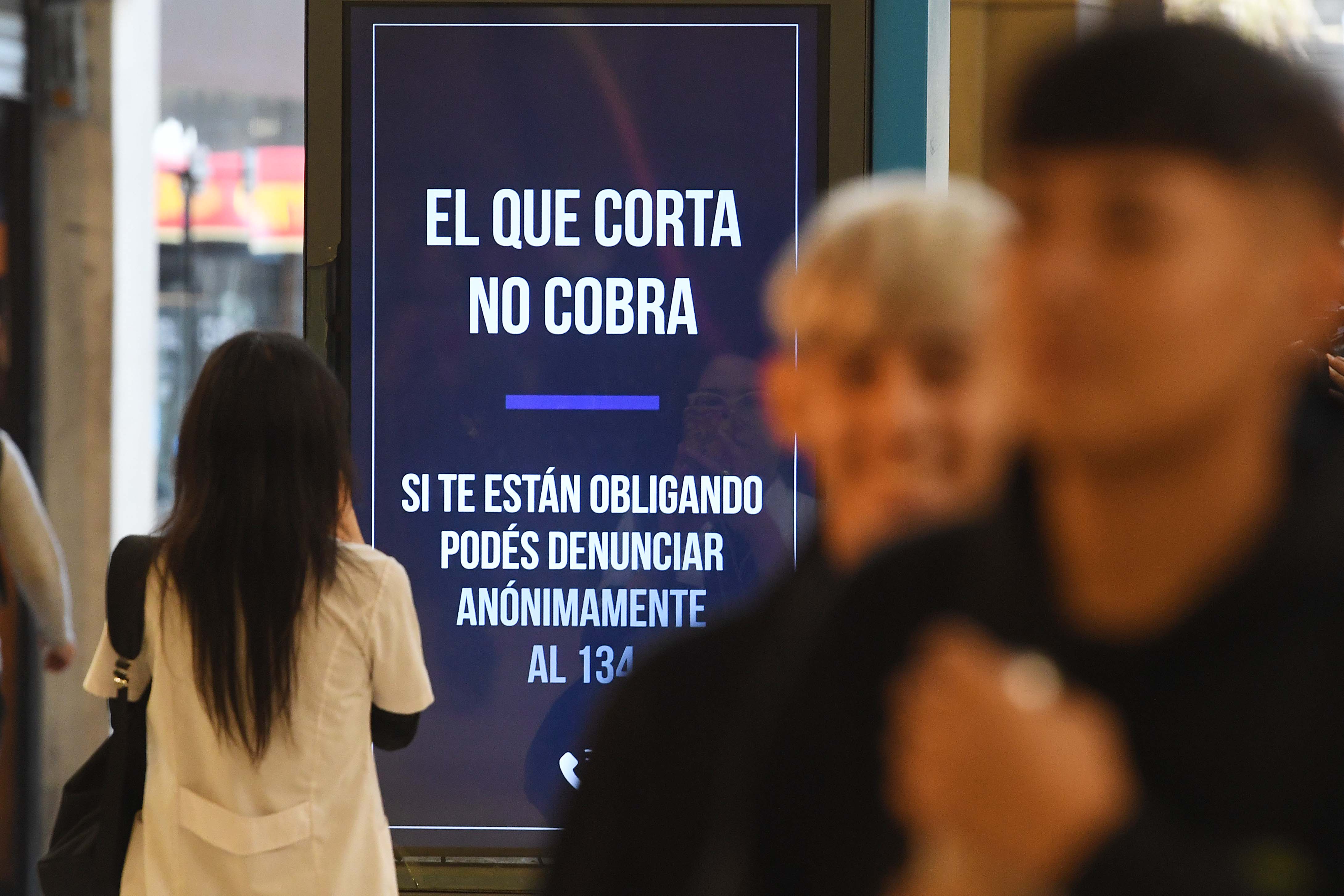 El Ministerio de Seguridad colocó carteles con la leyenda “El que corta no cobra”