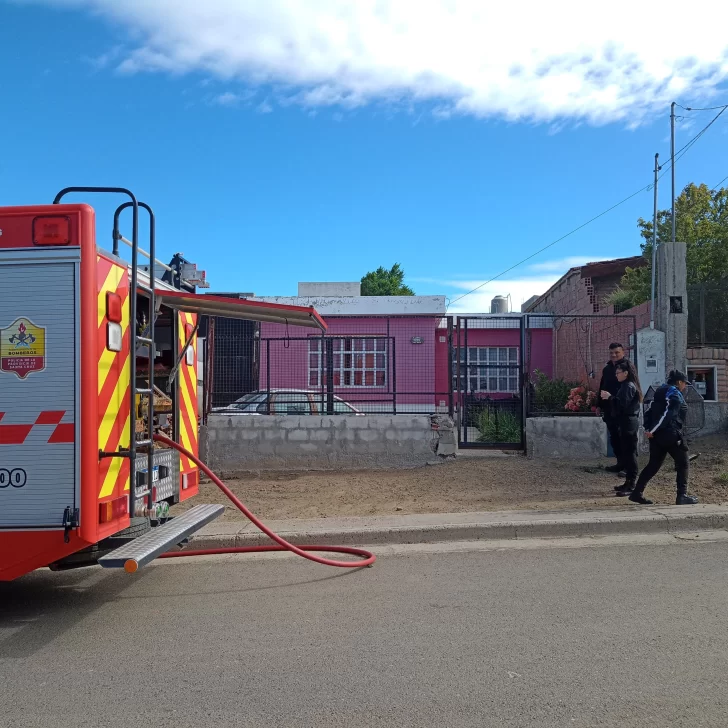 Incendio en galpón de Caleta Olivia: Bomberos logran controlar el fuego y evitar mayores daños