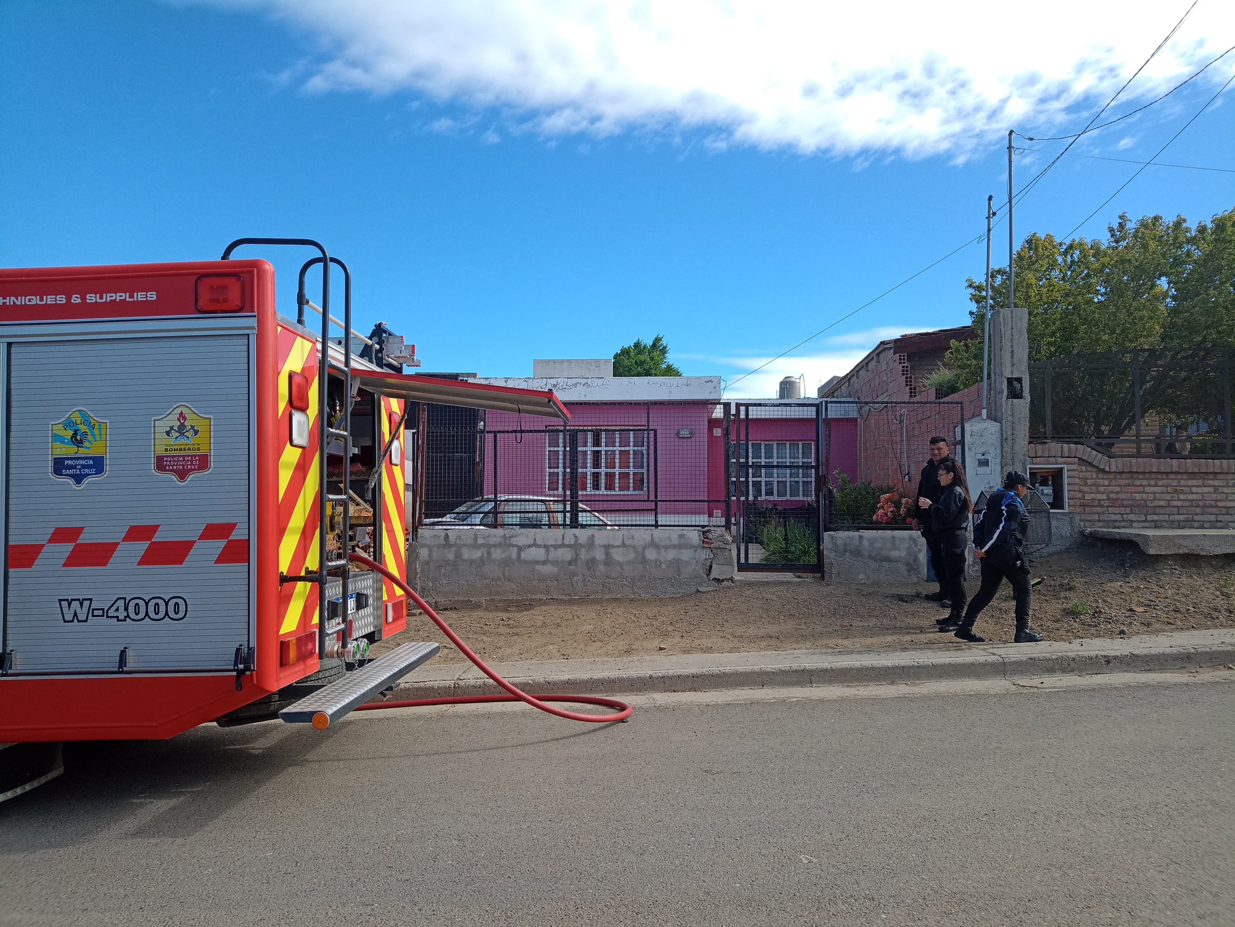 Incendio en galpón de Caleta Olivia: Bomberos logran controlar el fuego y evitar mayores daños