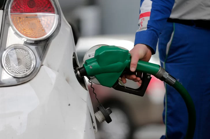 La venta de combustibles en abril fue la más baja en 34 meses