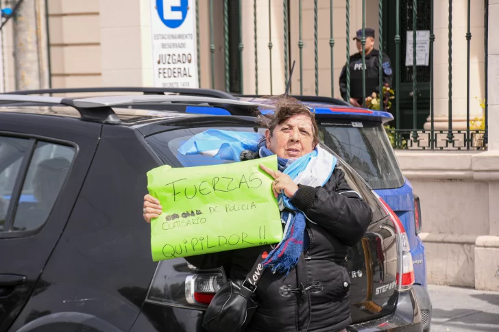 Manifestación en apoyo a los policías apartados tras el escándalo en la Comisaría Tercera
