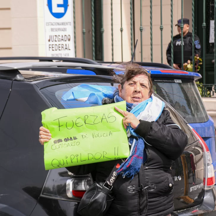 Manifestación en apoyo a los policías apartados tras el escándalo en la Comisaría Tercera