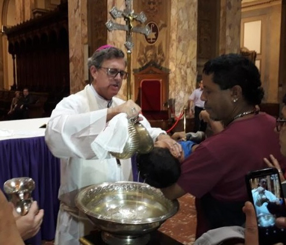 García Cuerva bautizó a niños y adultos mayores en la Catedral de Buenos Aires