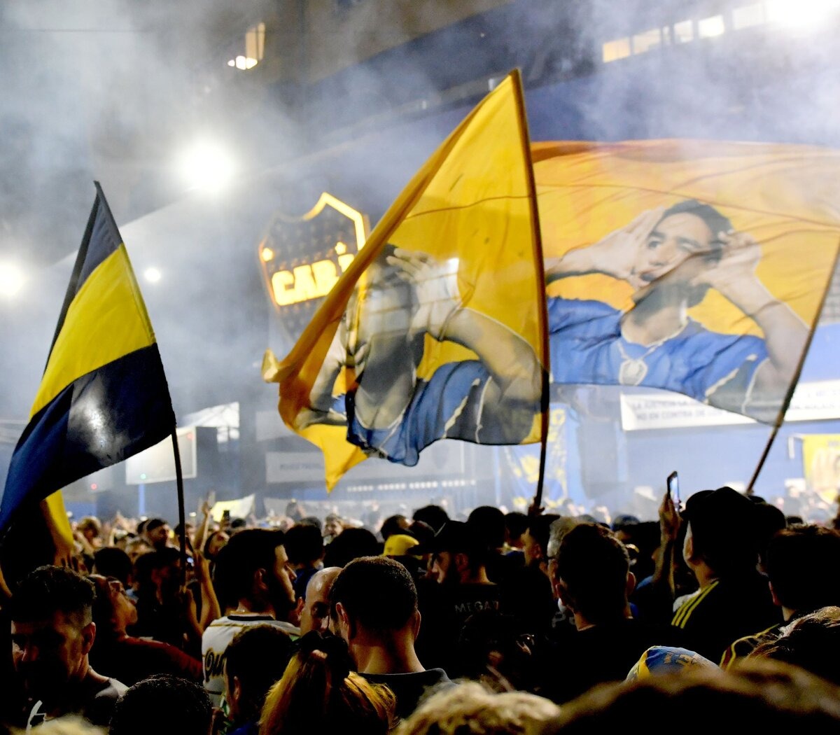 Riquelme encabeza una manifestación de hinchas de Boca en reclamo por las elecciones suspendidas