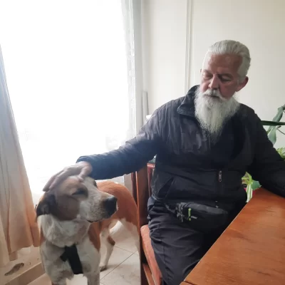 Herman y su perro Adar viajan a dedo desde Medellín a Ushuaia: “La madre cósmica me encomendó conectar con los Yámana”