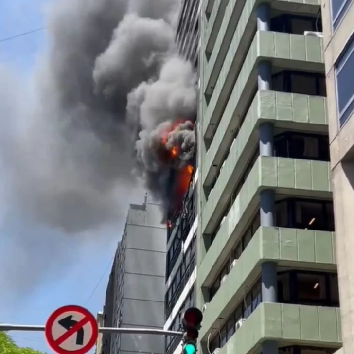 Voraz incendio en un edificio del barrio porteño de San Nicolás