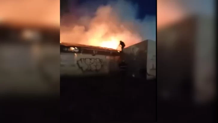 Voraz incendio cerca de Vialidad Provincial