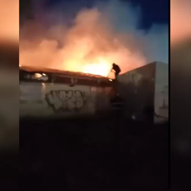 Voraz incendio cerca de Vialidad Provincial