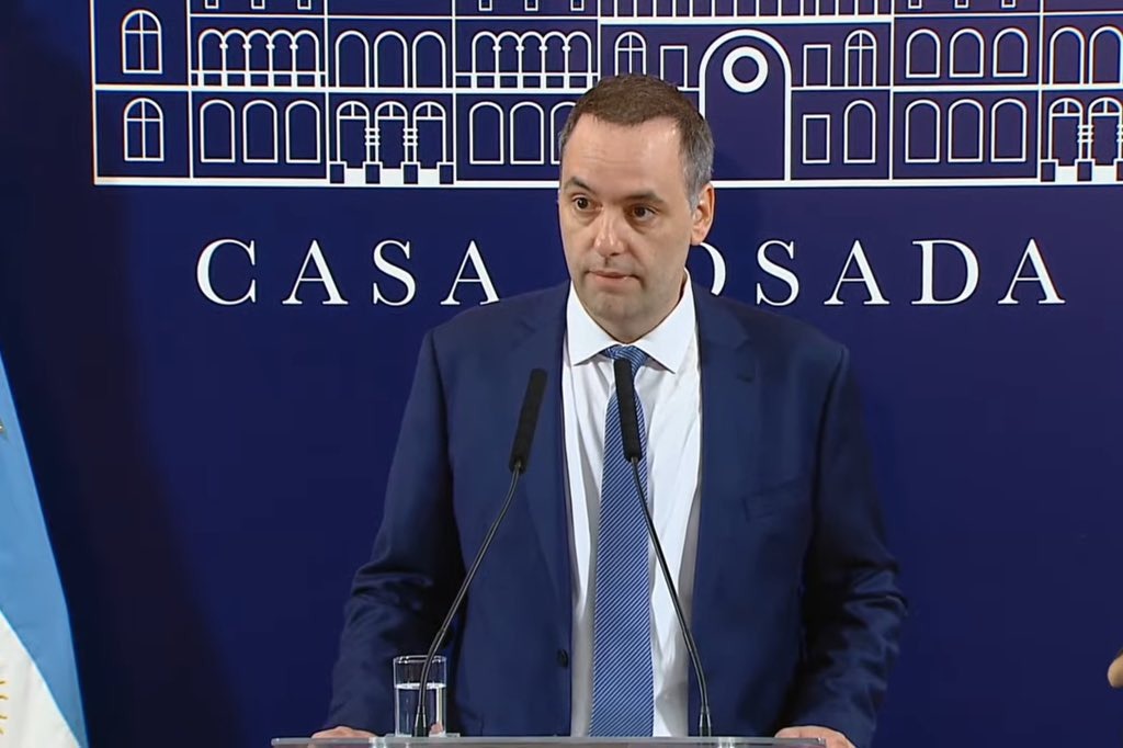 Manuel Adorni: “No hay plata y se va a respetar a rajatabla el equilibrio fiscal” Manuel Adorni: “No hay plata y se va a respetar a rajatabla el equilibrio fiscal”