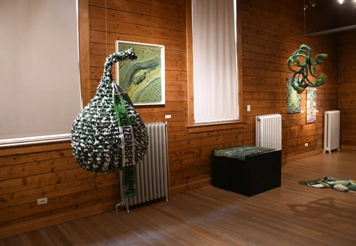 “Salón Verde textil. Genealogías del verde”: el color y 40 obras sobre su significado