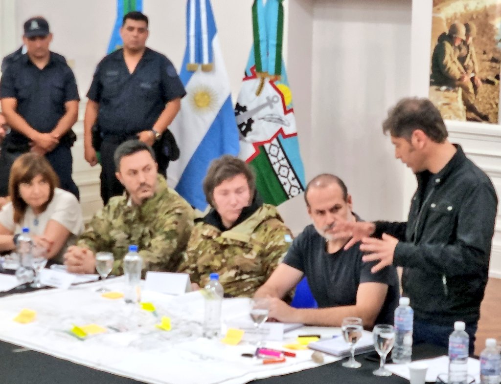 Vestido con campera militar, así llegaba Javier Milei al Municipio de Bahía Blanca