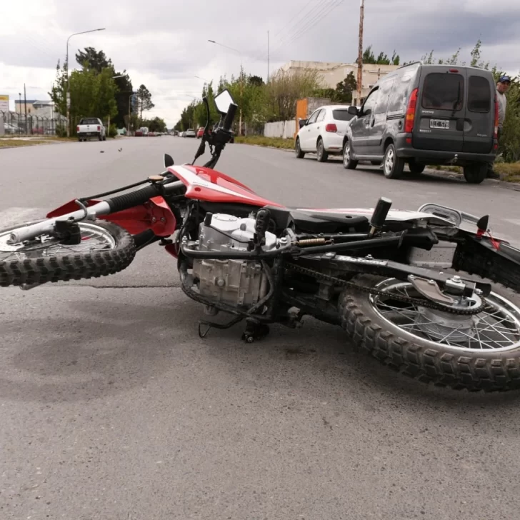 Dos personas fueron trasladadas al hospital tras un choque entre una moto y un utilitario