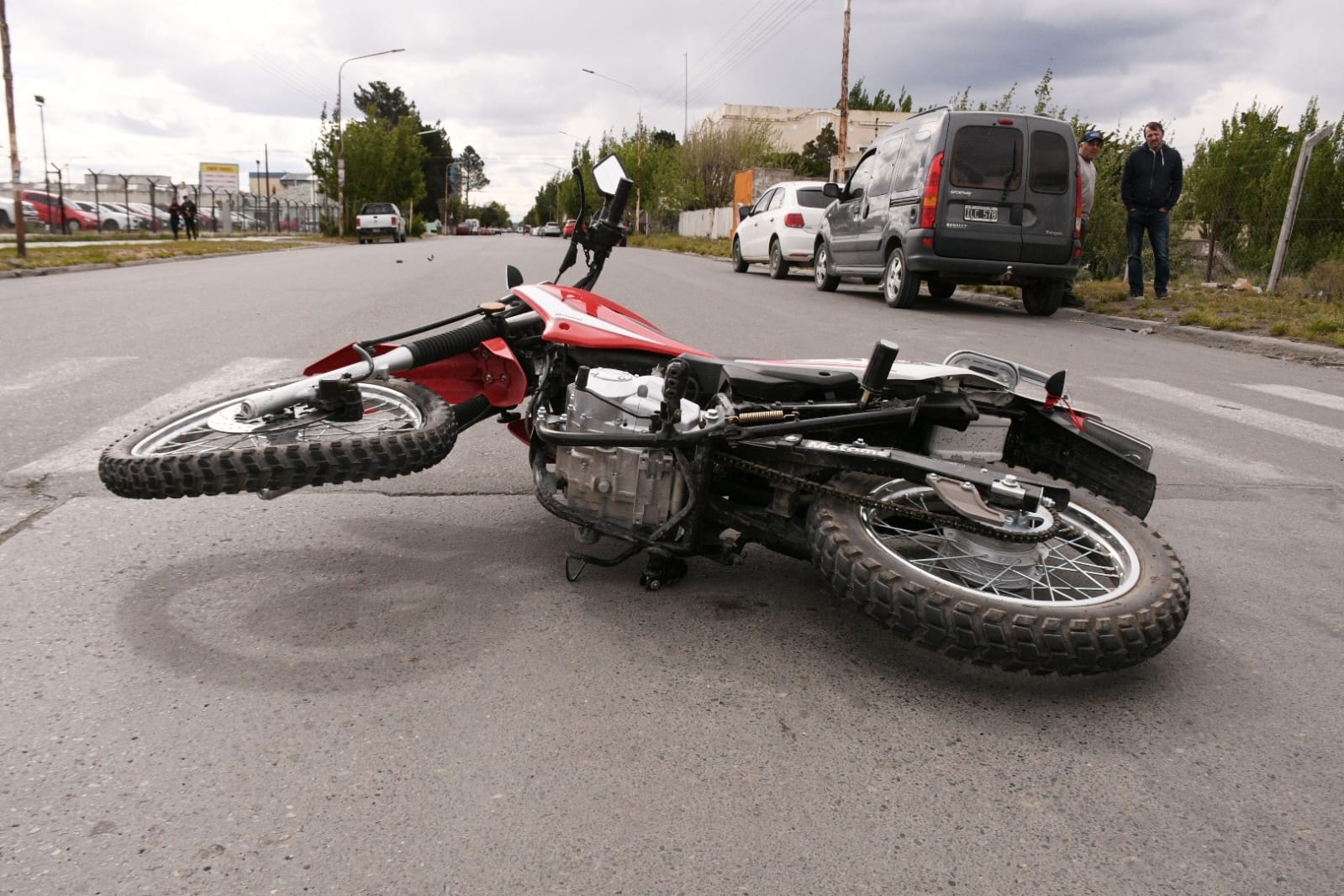 Dos personas fueron trasladadas al hospital tras un choque entre una moto y un utilitario