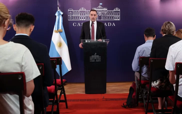 El vocero Manuel Adorni brinda una conferencia de prensa tras la reunión de Gabinete