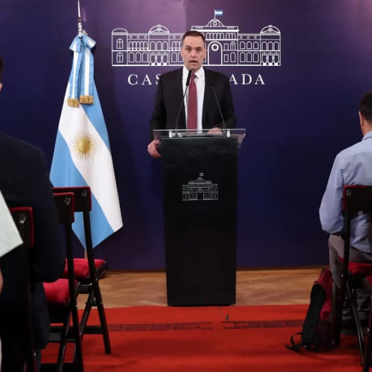 El vocero Manuel Adorni brinda una conferencia de prensa tras la reunión de Gabinete