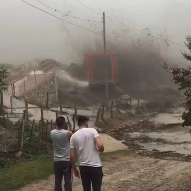 Un alud arrasó un puente peatonal en Catamarca y dejó aislada una localidad