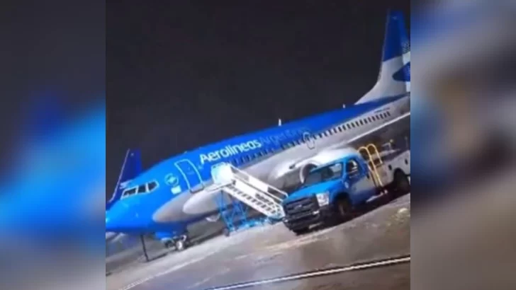 Un avión de Aerolíneas Argentinas fue arrastrado por las fuertes ráfagas de viento