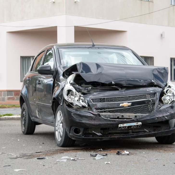 Trasladaron a dos personas al hospital tras un fuerte choque en el centro de Río Gallegos