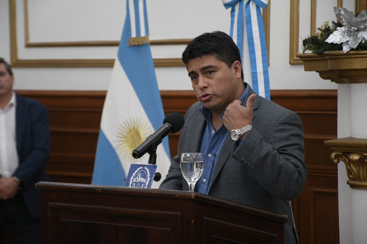 Claudio Vidal anunció el pago de aguinaldos, eliminación de viáticos y remate de bienes del Estado para construir escuelas