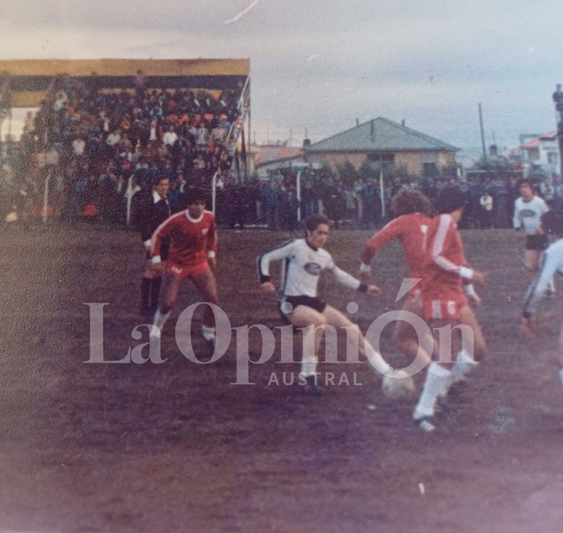 Publican una foto inédita de Diego Maradona jugando en una cancha de tierra a los 19 años y con una molestia en la rodilla Publican una foto inédita de Diego Maradona jugando en una cancha de tierra a los 19 años y con una molestia en la rodilla