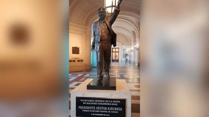 La UNASUR decidió sacar la estatua de Néstor Kirchner del CCK para instalarla en otro sitio