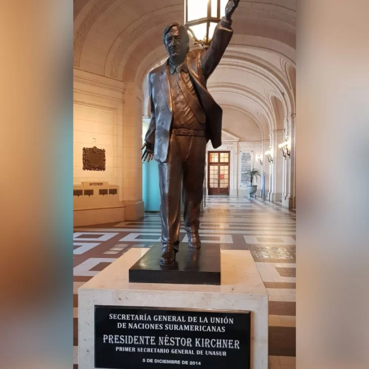 La UNASUR decidió sacar la estatua de Néstor Kirchner del CCK para instalarla en otro sitio