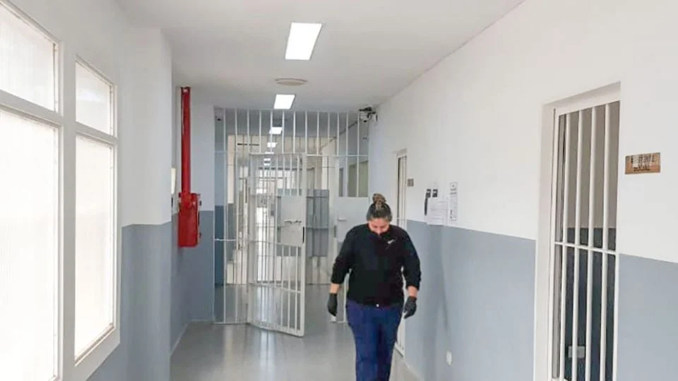 Le cortaron las salidas transitorias a un preso y prendió fuego un colchón: no hubo personas lesionadas