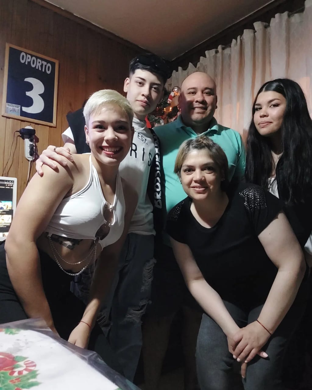 famili-582x728