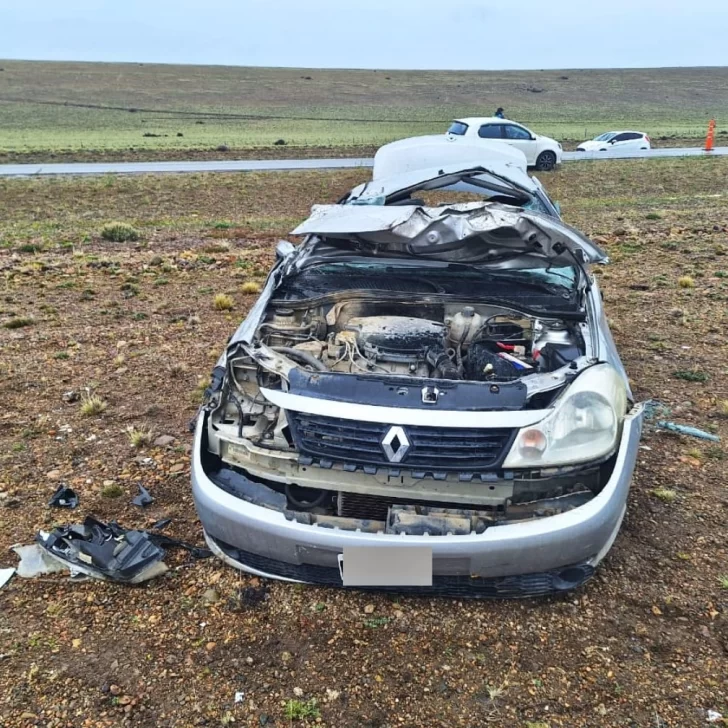 Viajaban a El Calafate, volcaron y dos personas salieron despedidas: fueron derivadas al Hospital Regional