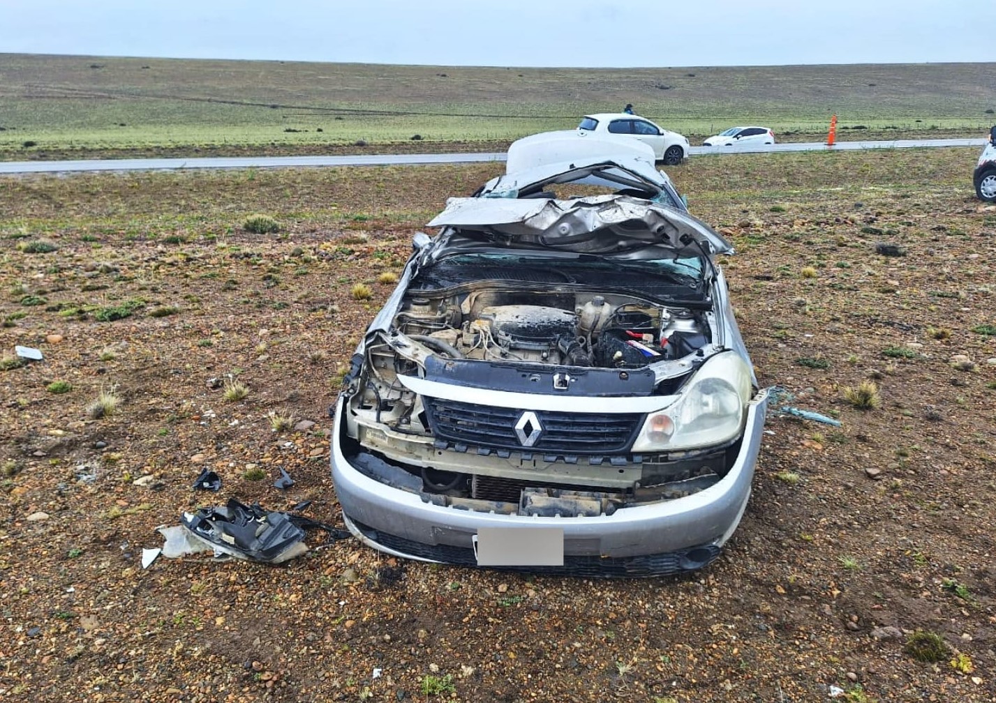 Viajaban a El Calafate, volcaron y dos personas salieron despedidas: fueron derivadas al Hospital Regional